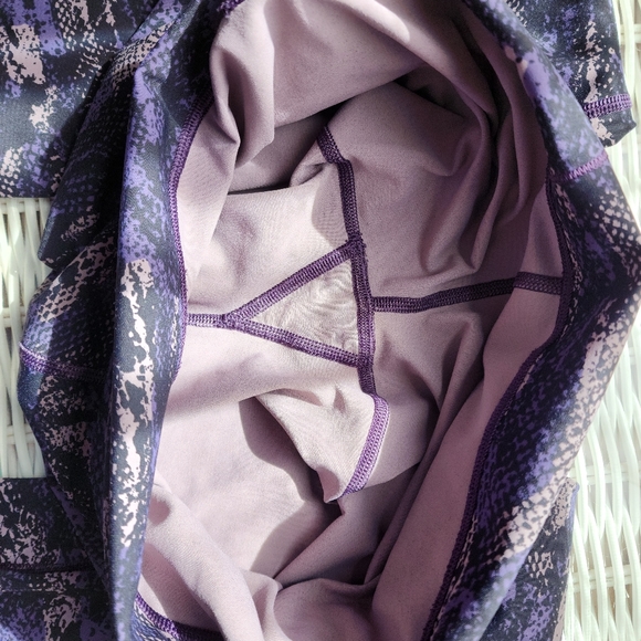 Lululemon Wunder Under Leggings. Luxtreme material - Picture 3 of 5